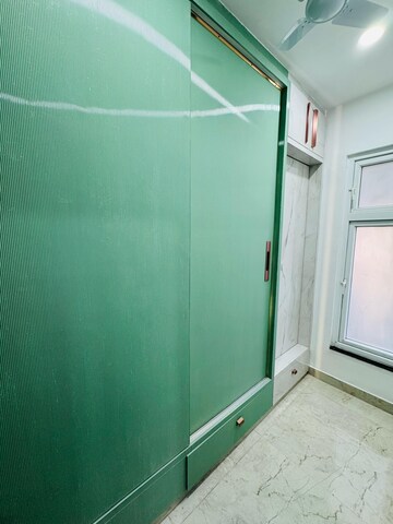 Room in 4 BHK Villa at Sainik Farm – for Sale