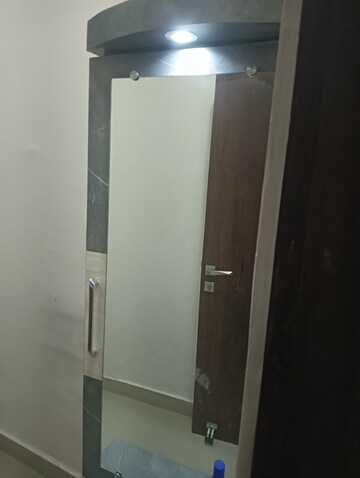 Room in 3 BHK Apartment at R Square Gomti Nagar, Gomti Nagar – for Rent