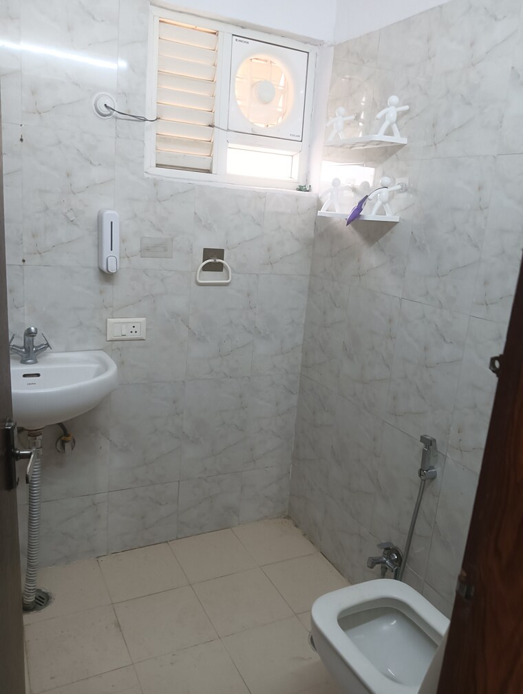 Bathroom, r-square-gomti-nagar 3 Bedroom 1700 Sq.Ft. Apartment In Gomti Nagar Lucknow 9275856