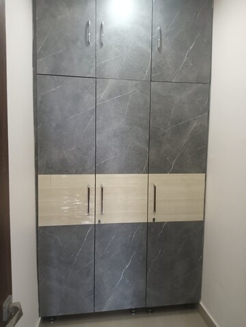 Room in 3 BHK Apartment at R Square Gomti Nagar, Gomti Nagar – for Rent