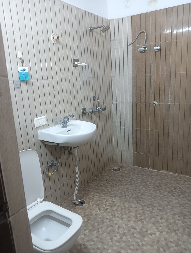 Bathroom, r-square-gomti-nagar 3 Bedroom 1700 Sq.Ft. Apartment In Gomti Nagar Lucknow 9275856