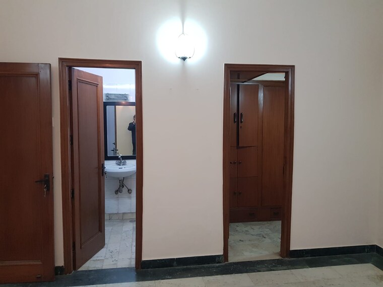 Room, east of kailash 2 Bedroom 1800 Sq.Ft. Builder Floor In East Of Kailash Delhi 9275924