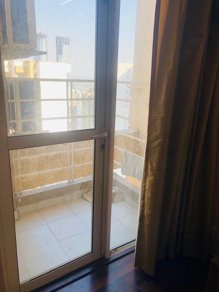 Balcony, paras-tierea 1 Bedroom 450 Sq.Ft. Apartment In Sector 137 Noida 9276068