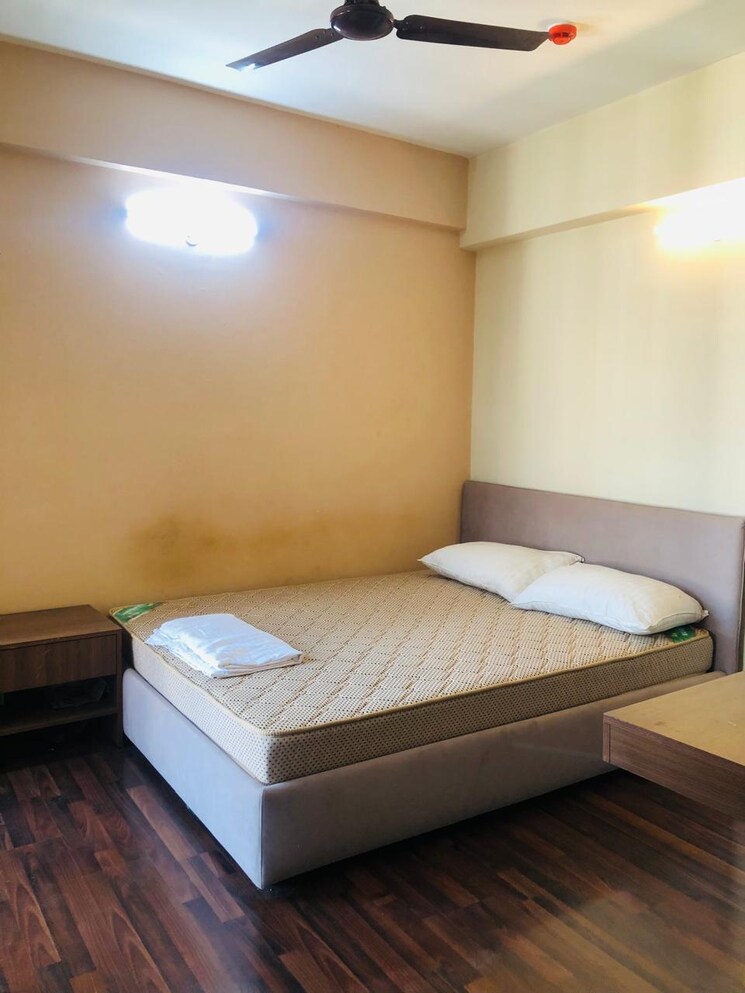 Bedroom, paras-tierea 1 Bedroom 450 Sq.Ft. Apartment In Sector 137 Noida 9276068