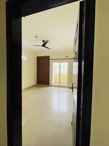 Room in 2 BHK Apartment at Paramount Floraville, Sector 137 – for Rent