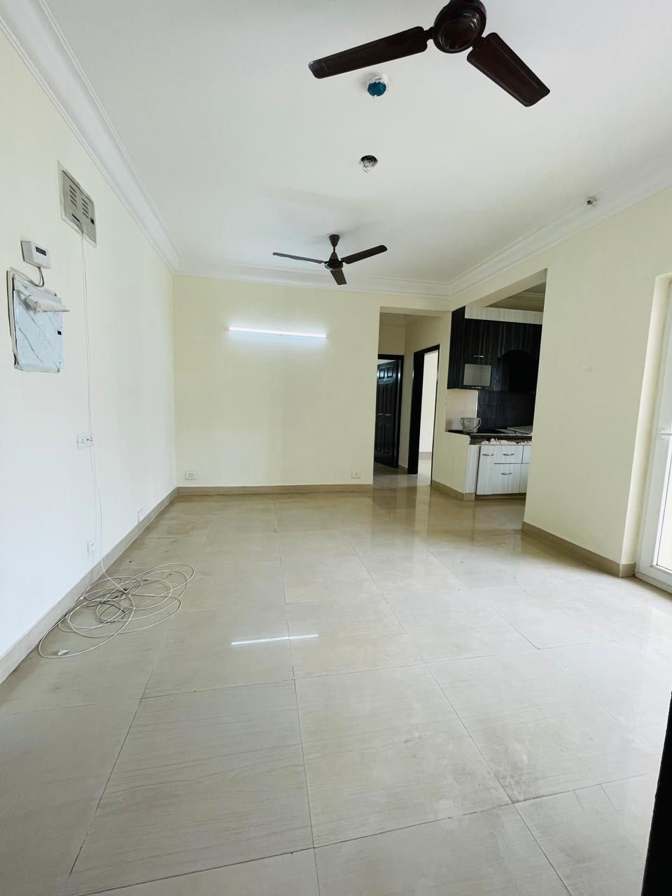2 BHK Apartment For Rent in Paramount Floraville