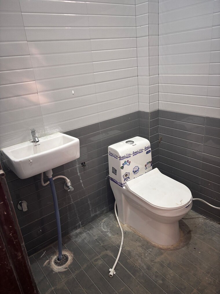 Bathroom, gomti nagar 2 Bedroom 2000 Sq.Ft. Independent House In Gomti Nagar Lucknow 9276224