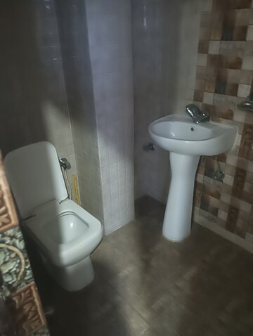 Bathroom in 3 BHK Apartment at Sai Farms, Gomti Nagar – for Rent