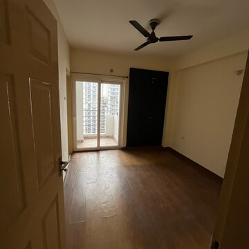 Room in 2 BHK Apartment at Express Zenith, Sector 77 – for Rent