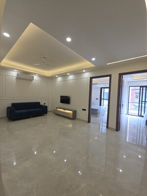 Room in 3 BHK Builder Floor at Sector 43 – for Rent