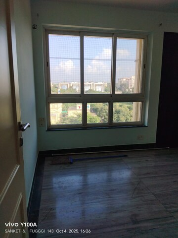 Room in 2 BHK Apartment at Hiranandani Estate, Ghodbunder Road – for Rent