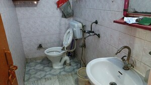 Bathroom in 1 BHK Builder Floor at Vaishali Sector 2 – for Rent