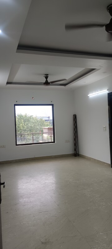 Room in 3 BHK Builder Floor at Meenakshi Garden – for Rent