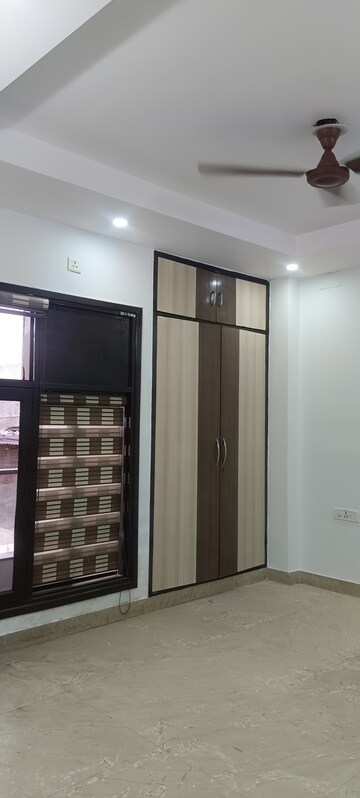 Room in 3 BHK Builder Floor at Meenakshi Garden – for Rent