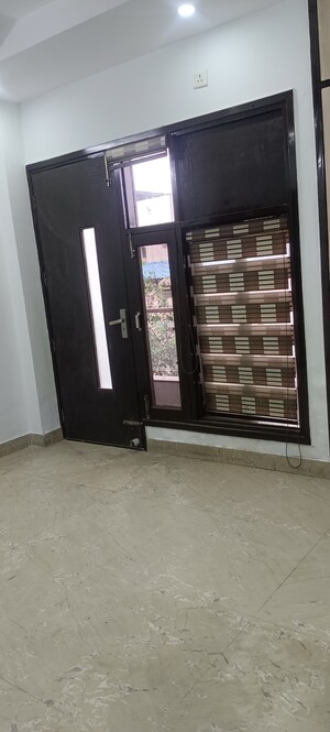 Room in 3 BHK Builder Floor at Meenakshi Garden – for Rent