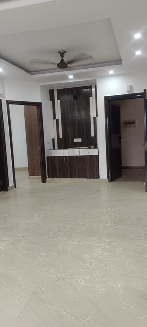 Room in 3 BHK Builder Floor at Meenakshi Garden – for Rent