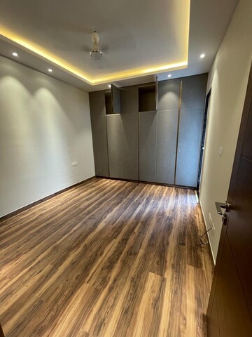Bedroom in 3 BHK Builder Floor at Dlf Phase ii – for Rent