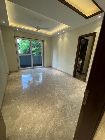 Room in 3 BHK Builder Floor at Dlf Phase ii – for Rent