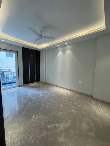 Room in 3 BHK Builder Floor at Dlf Phase ii – for Rent