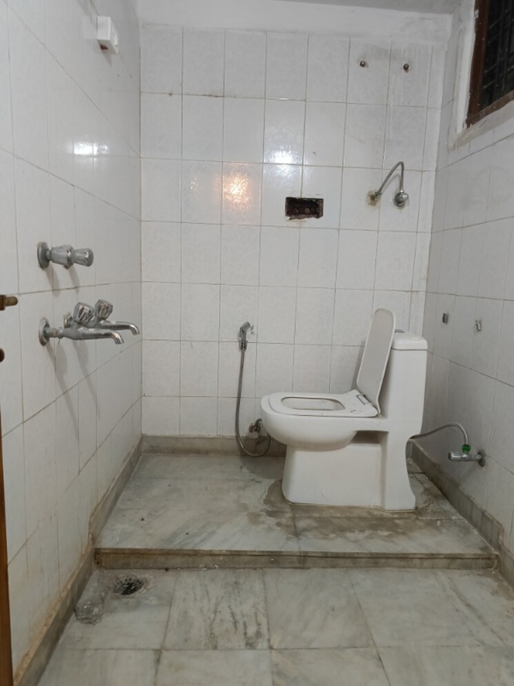 Bathroom, ss-southend-floors 2 Bedroom 925 Sq.Ft. Builder Floor In South City 2 Gurgaon 9277017
