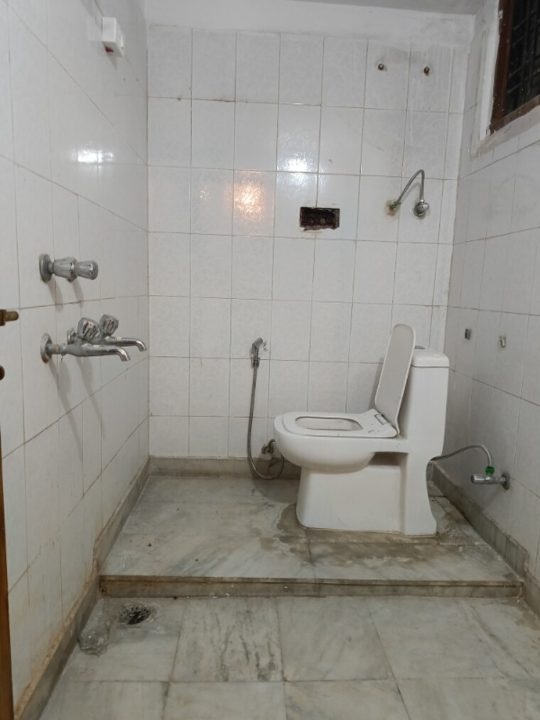 Bathroom, ss-southend-floors 2 Bedroom 925 Sq.Ft. Builder Floor In South City 2 Gurgaon 9277017
