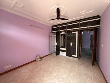 Room in 2 BHK Apartment at Paschim Vihar – for Rent