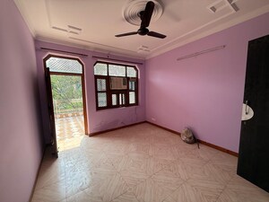 Room in 2 BHK Apartment at Paschim Vihar – for Rent