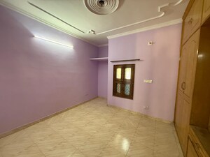 Room in 2 BHK Apartment at Paschim Vihar – for Rent