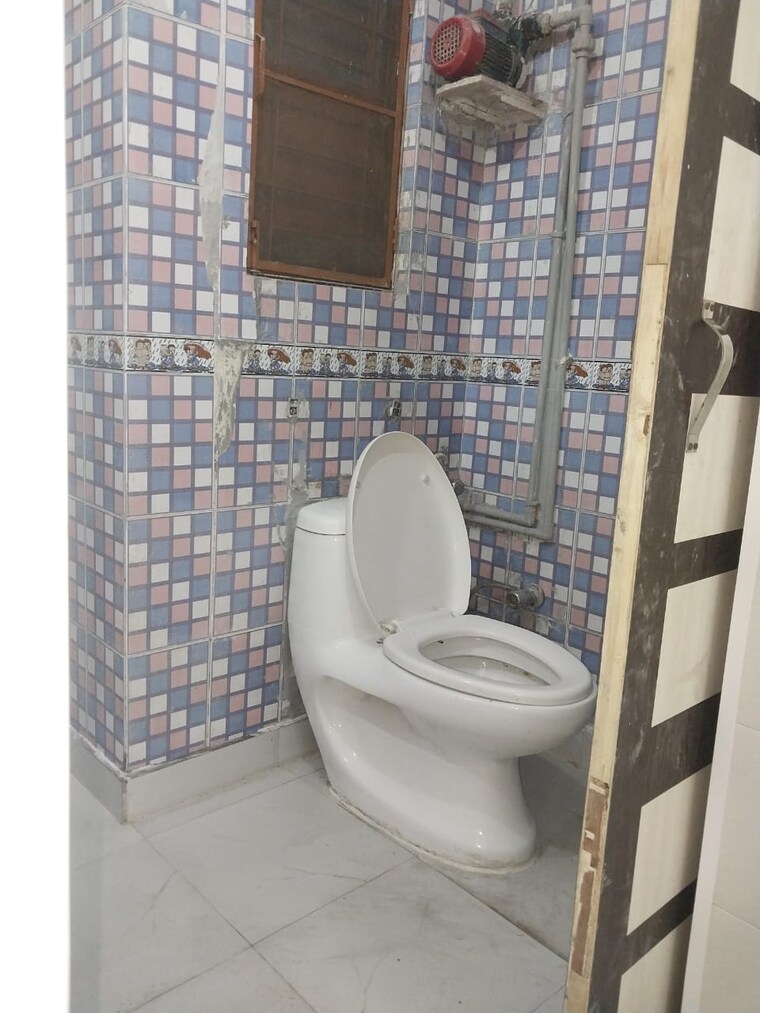 Bathroom, paschim vihar 2 Bedroom 750 Sq.Ft. Apartment In Paschim Vihar Delhi 9277046
