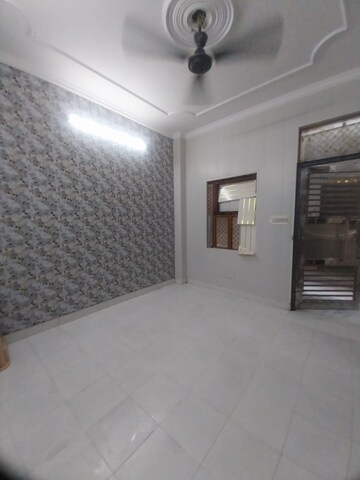 Room in 2 BHK Apartment at Paschim Vihar – for Rent
