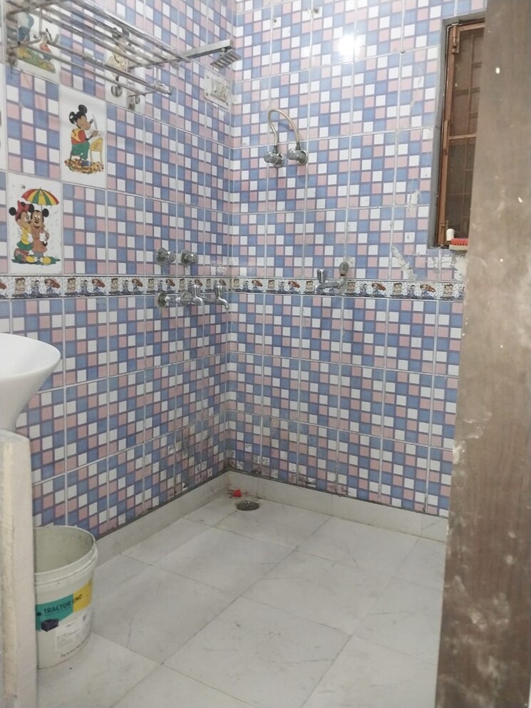 Bathroom, paschim vihar 2 Bedroom 750 Sq.Ft. Apartment In Paschim Vihar Delhi 9277046