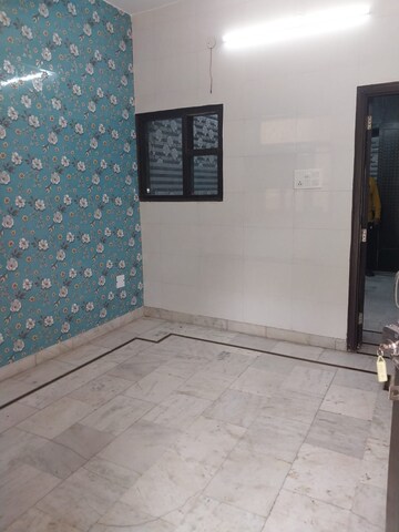 Room in 2 BHK Apartment at Paschim Vihar – for Rent