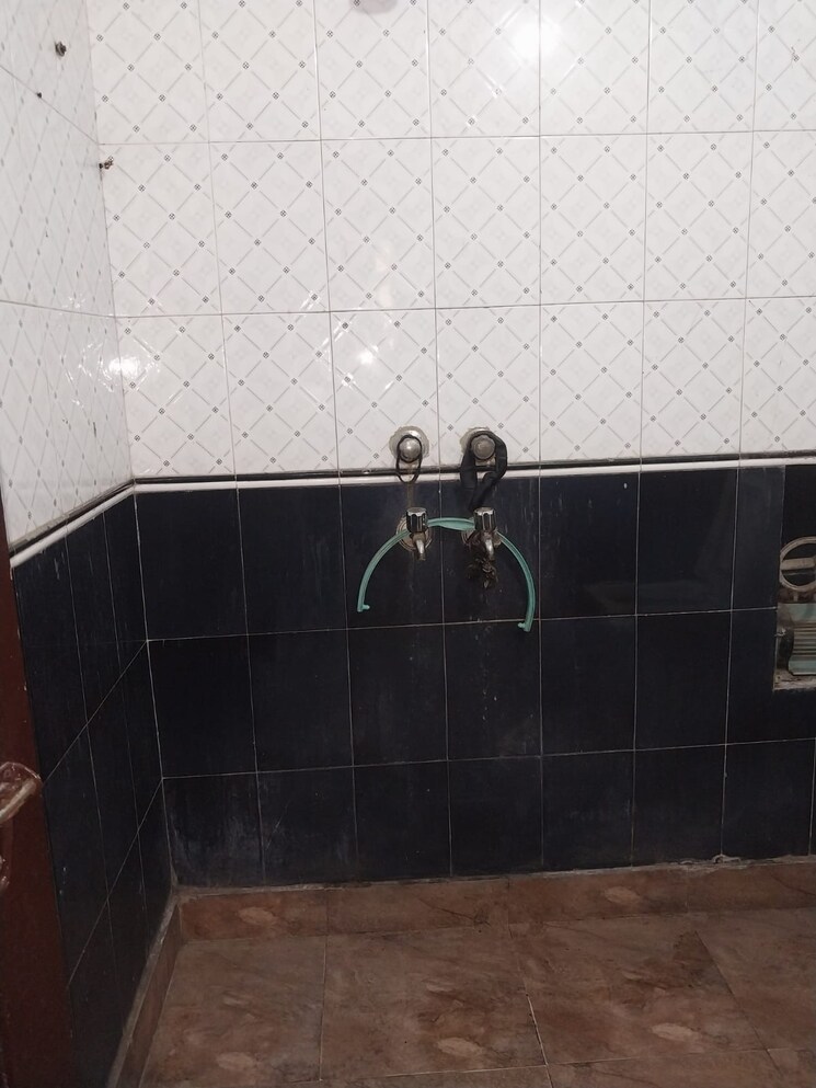 Bathroom, paschim vihar 2 Bedroom 750 Sq.Ft. Apartment In Paschim Vihar Delhi 9277075