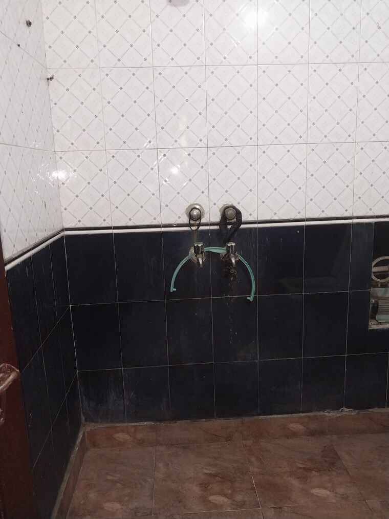 Bathroom, paschim vihar 2 Bedroom 750 Sq.Ft. Apartment In Paschim Vihar Delhi 9277075