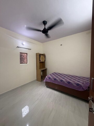 Room in 3 BHK Apartment at Paschim Vihar – for Rent