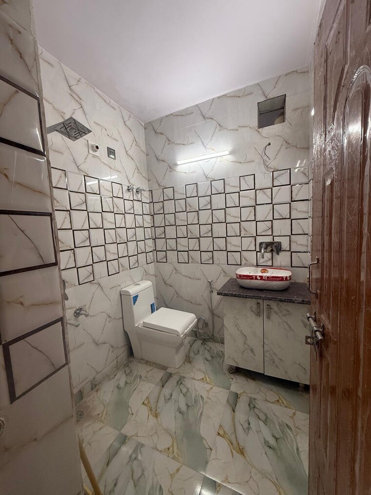 Bathroom, paschim vihar 3 Bedroom 1200 Sq.Ft. Apartment In Paschim Vihar Delhi 9277113