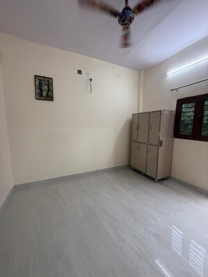 Room in 3 BHK Apartment at Paschim Vihar – for Rent