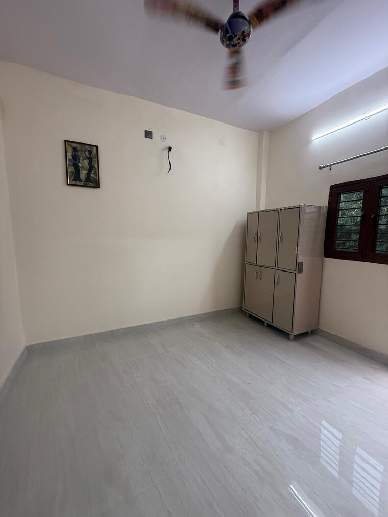 Room, paschim vihar 3 Bedroom 1200 Sq.Ft. Apartment In Paschim Vihar Delhi 9277113