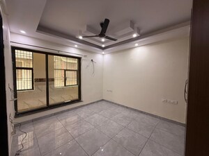 Room in 3 BHK Apartment at Paschim Vihar – for Rent