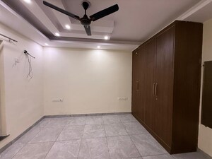 Room in 3 BHK Apartment at Paschim Vihar – for Rent