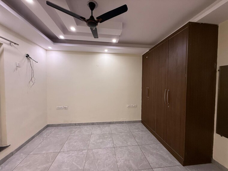 Room, paschim vihar 3 Bedroom 1800 Sq.Ft. Apartment In Paschim Vihar Delhi 9277153