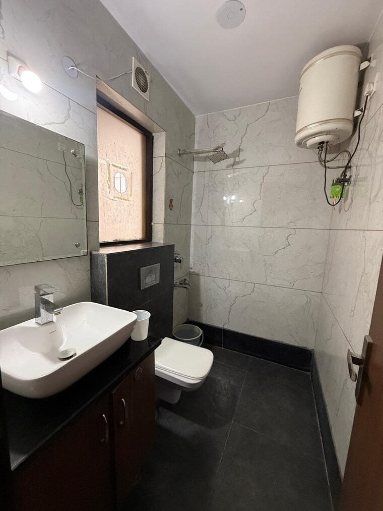 Bathroom, paschim vihar 3 Bedroom 1800 Sq.Ft. Apartment In Paschim Vihar Delhi 9277153