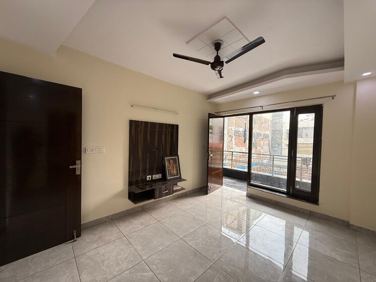 Room, paschim vihar 3 Bedroom 1800 Sq.Ft. Apartment In Paschim Vihar Delhi 9277153