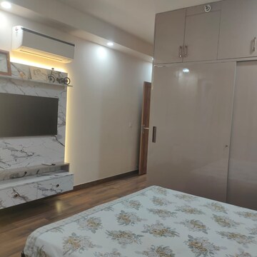 Room in 3 BHK Apartment at Conscient Heritage Max, Sector 102 – for Rent