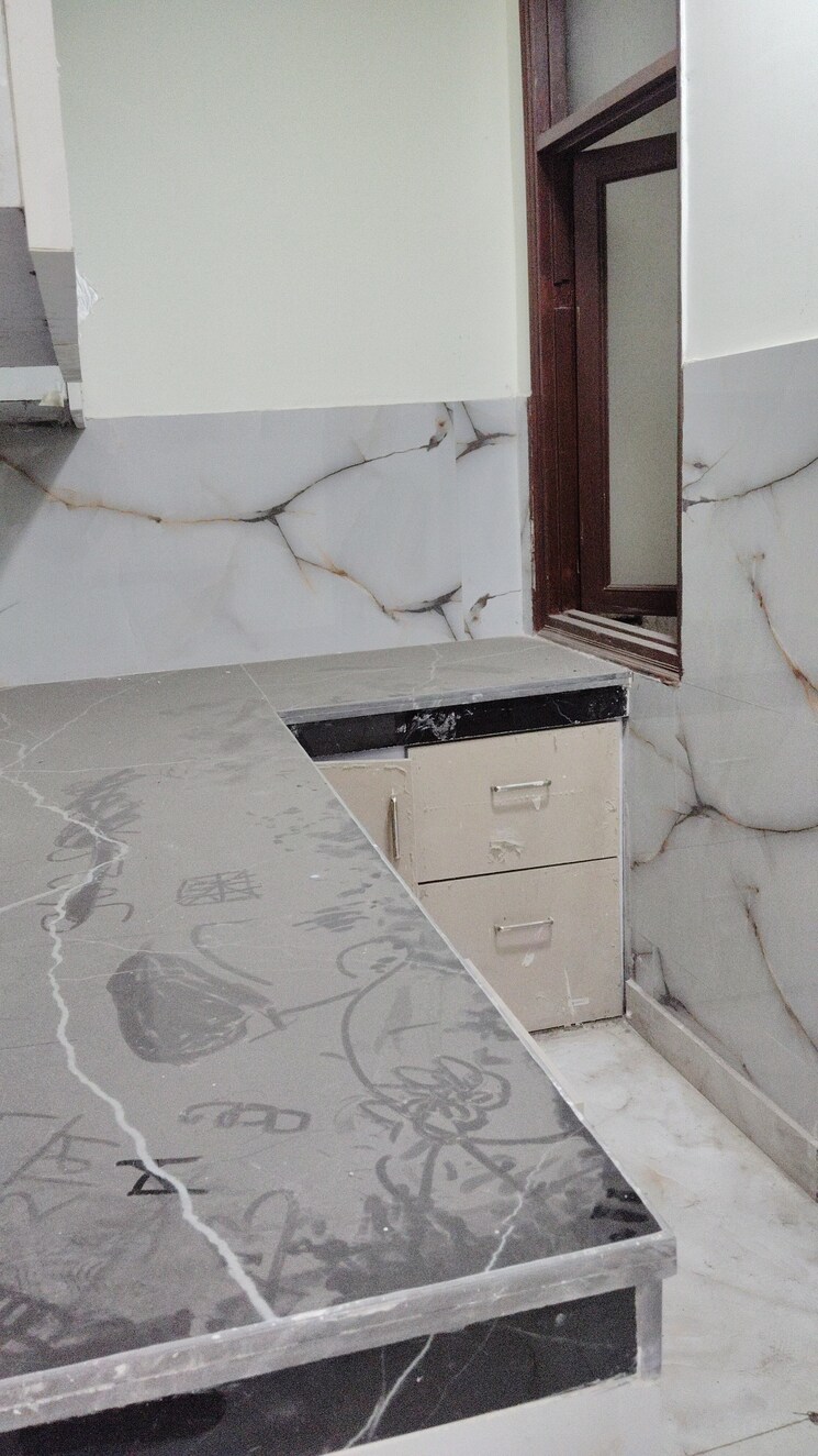 Bathroom, govindpuri 3 Bedroom 110 Sq.Yd. Builder Floor In Govindpuri Delhi 9277591