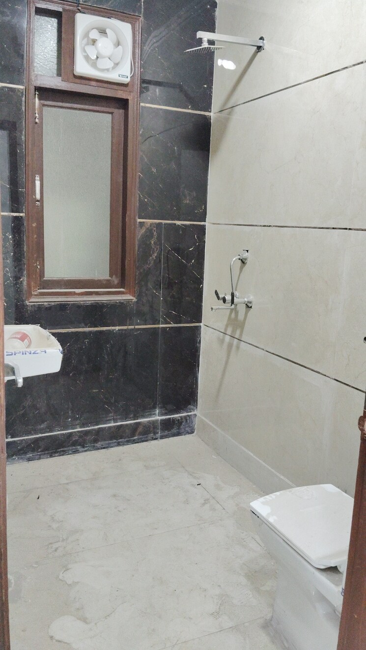 Bathroom, govindpuri 3 Bedroom 110 Sq.Yd. Builder Floor In Govindpuri Delhi 9277591