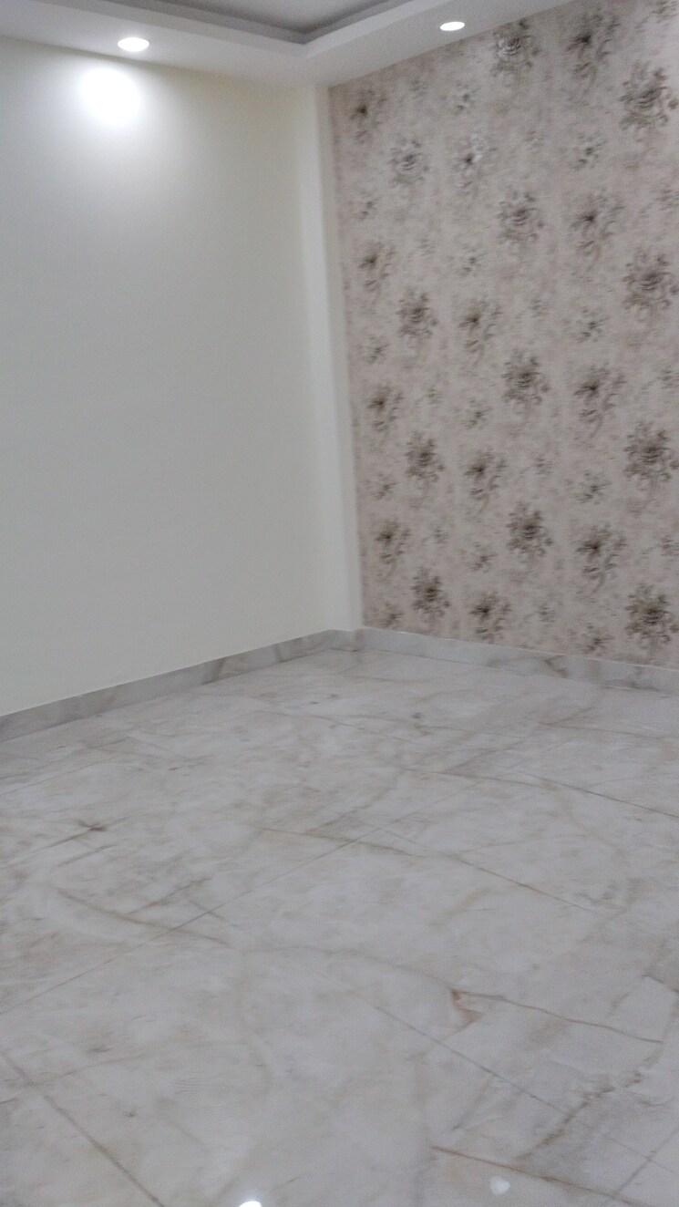 Room, govindpuri 3 Bedroom 110 Sq.Yd. Builder Floor In Govindpuri Delhi 9277591