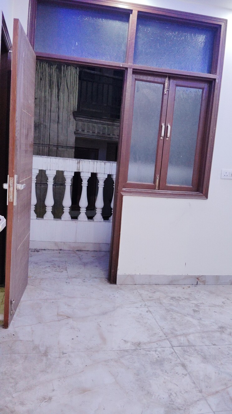 Room, govindpuri 3 Bedroom 110 Sq.Yd. Builder Floor In Govindpuri Delhi 9277591