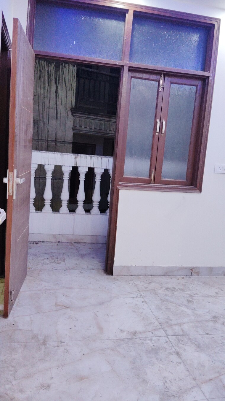 Room, govindpuri 3 Bedroom 110 Sq.Yd. Builder Floor In Govindpuri Delhi 9277591