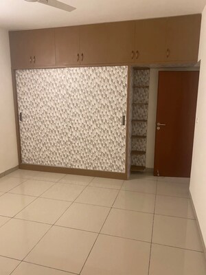 Room in 2 BHK Apartment at Prestige Royale Gardens, Gantiganahalli – for Rent